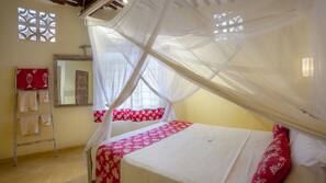 Cofres nos quartos, berços grátis, roupa de cama