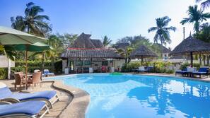 Piscina externa, guarda-sóis, espreguiçadeiras