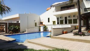 Una piscina al aire libre