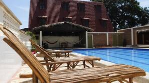 Una piscina al aire libre