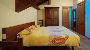 Premium bedding, individually decorated, free WiFi, linens