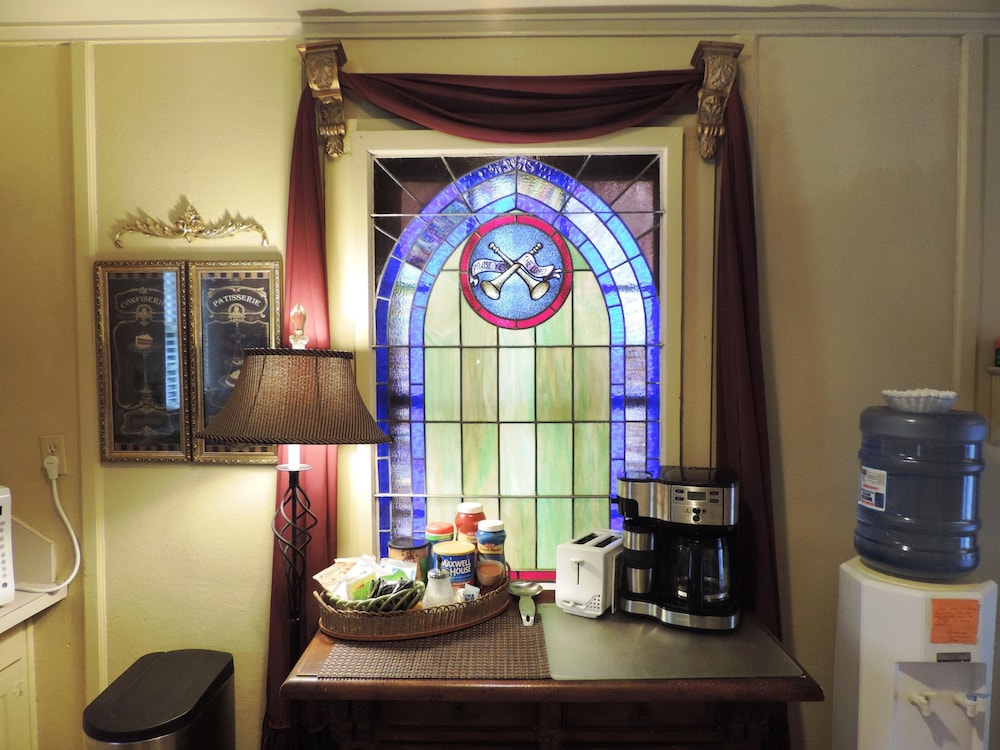 Stained Glass Cottage Deals & Reviews (Fredericksburg, USA) Wotif