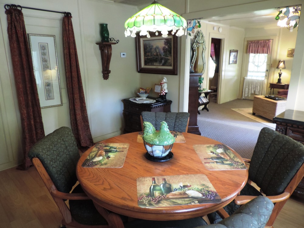 Stained Glass Cottage Deals & Reviews (Fredericksburg, USA) Wotif