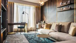 Hypo-allergenic bedding, in-room safe, desk, laptop workspace