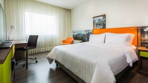 Roupas de cama premium, frigobar, cofres nos quartos