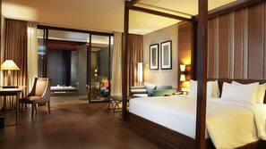 Minibar, brankas, meja kerja, dan tirai kedap cahaya