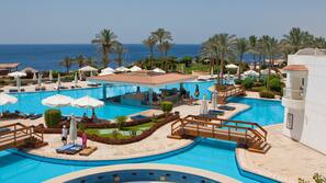 5 outdoor pools