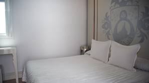 Cunas o camas infantiles gratuitas, wifi gratis, ropa de cama