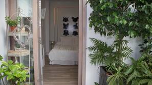 Cunas o camas infantiles gratuitas, wifi gratis, ropa de cama