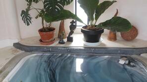Ducha y bañera combinadas y artículos de higiene personal gratuitos