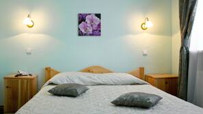 Schreibtisch, Bügeleisen/Bügelbrett, kostenpflichtige Zustellbetten