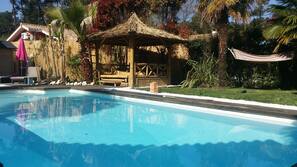 Piscine extérieure, chaises longues