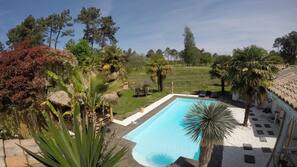 Piscine extérieure, chaises longues