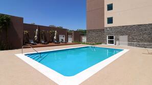 Una piscina al aire libre