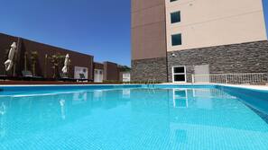 Una piscina al aire libre