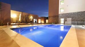 Una piscina al aire libre