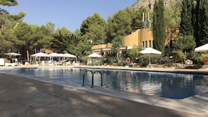 Una piscina al aire libre