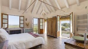 In-room safe, free WiFi, bed sheets