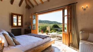 In-room safe, free WiFi, bed sheets