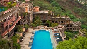 2 outdoor pools