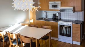Kjøleskap, mikrobølgeovn, ovn og kokeplater