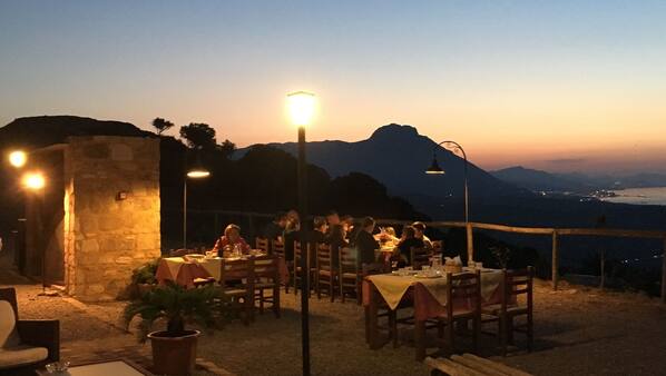 Breakfast, lunch and dinner served, local cuisine, ocean views