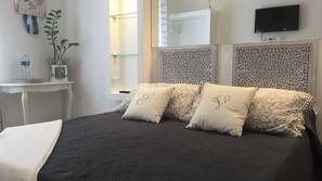 Biancheria da letto di alta qualità, una scrivania, tende oscuranti