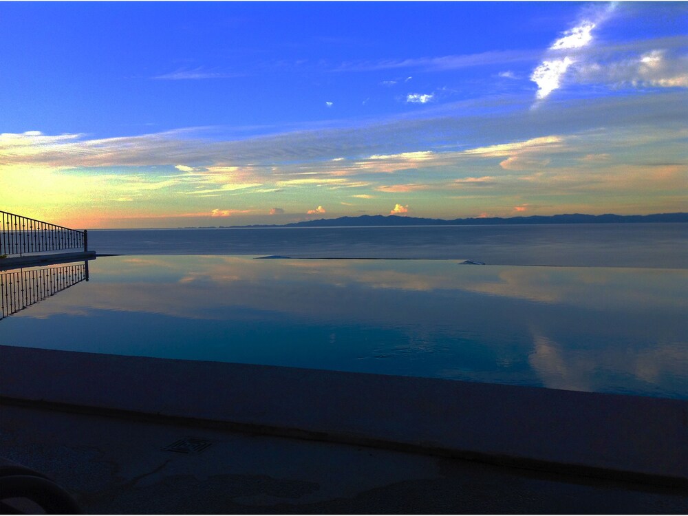 Infinity pool, Corona del Mar