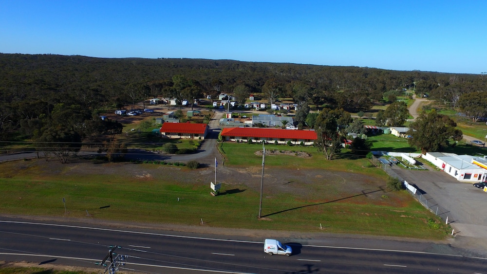 Aerial view, Inglewood Motel and Caravan Park