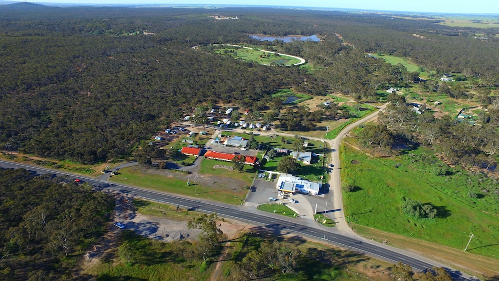 Aerial view, Inglewood Motel and Caravan Park