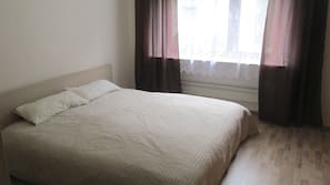 Hochwertige Bettwaren, Schreibtisch, Bügeleisen/Bügelbrett