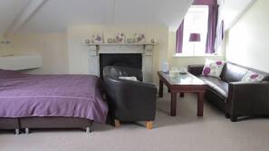 Premium bedding, desk, iron/ironing board, free WiFi