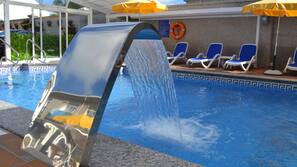 Piscina coperta, lettini