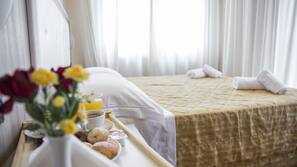Minibar, Zimmersafe, individuell eingerichtet, Schreibtisch