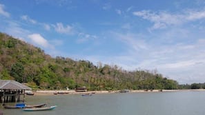 ใกล้ชายหาด, ผ้าเช็ดตัวชายหาด, เรือยนต์