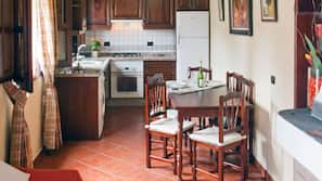 Grand réfrigérateur, four, fourneau de cuisine, cafetière/bouilloire