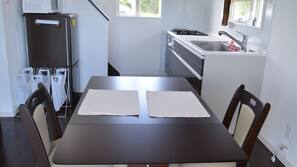 Kühlschrank, Mikrowelle, Herd, Wasserkocher