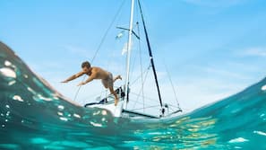 Am Strand, Liegestühle, Sonnenschirme, Sporttauchen