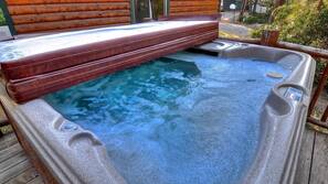 Bañera de hidromasaje al aire libre