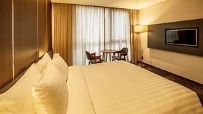 In-room safe, individually furnished, desk, laptop workspace