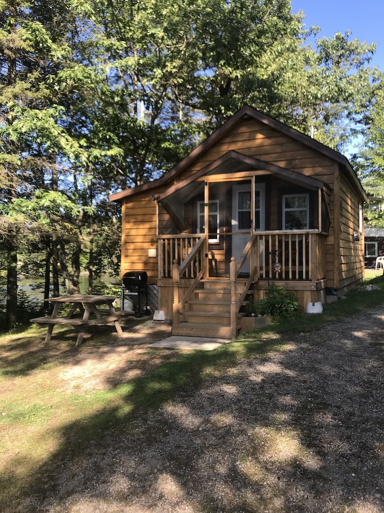 Room, Longmuir's Hidden Cove Cottage Resort