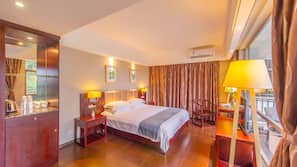 Premium bedding, desk, blackout curtains, free WiFi
