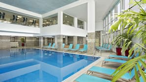 Una piscina cubierta (de 7:00 a 22:00), socorrista en las instalaciones