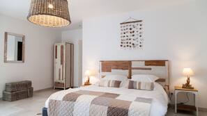 Premium bedding, desk, iron/ironing board, cots/infant beds