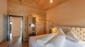1 Schlafzimmer, hochwertige Bettwaren, Zimmersafe, Schreibtisch