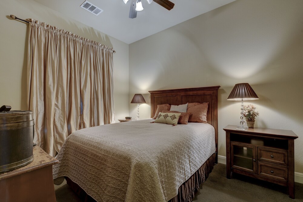 Sophisticated Lake Travis Condo By Redawning In Austin Hotel