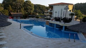 Piscine extérieure, parasols de plage, chaises longues