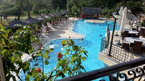 Piscine extérieure, parasols de plage, chaises longues