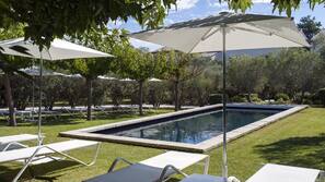 Piscine extérieure, parasols de plage, chaises longues