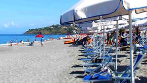 Sulla spiaggia, lettini da mare, ombrelloni, immersioni subacquee